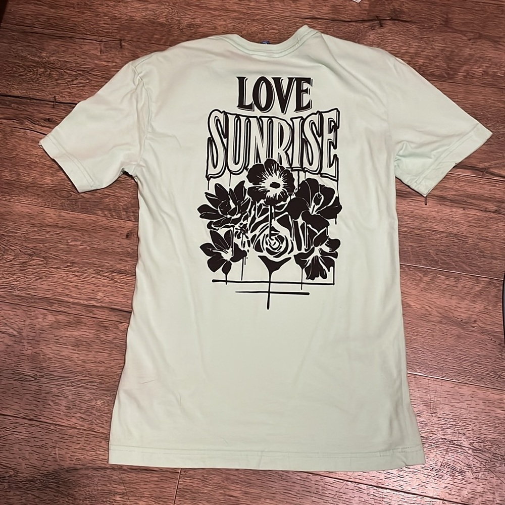 Divided H & M mint green Sunrise graphic tee shirt men’s XS